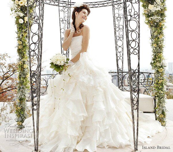 Best wedding dresses for short brides Photo - 8