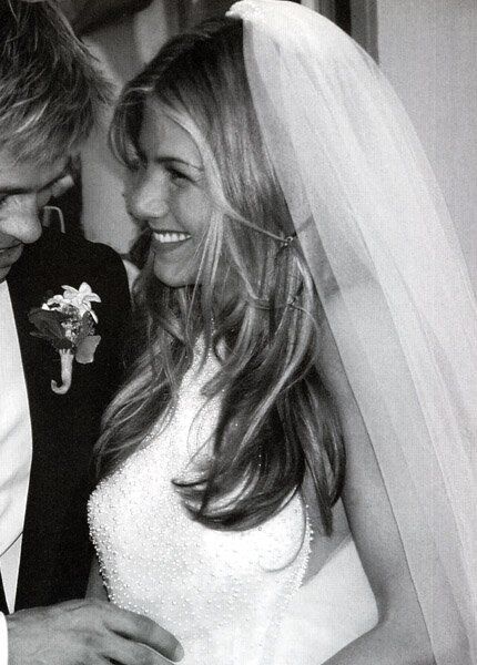 Jennifer Aniston wedding dresses to brad pitt Photo - 10
