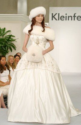 Winter wedding dresses with fur Photo - 4